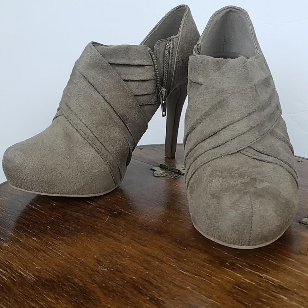 Mossimo Varana Tan Heel Booties 💥 final price